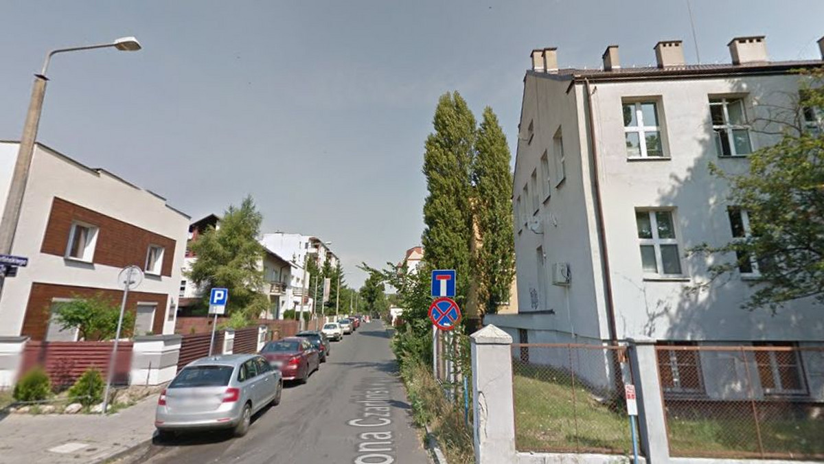39-letnia kobieta została wczoraj znaleziona martwa w budynku przy ul. Czarlińskiego w Toruniu. Najprawdopodobniej przed śmiercią została pobita. Policja przesłuchuje dziś trzy osoby, które mogą mieć związek z tą sprawą.