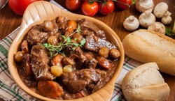 Pyszny obiad na sobotę. Podajemy przepis, Ty gotujesz. Krucha wołowina po burgundzku