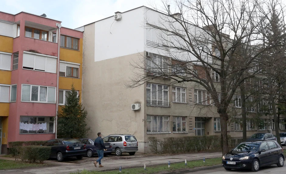 Vlasnik je premazao fasadu oko svog stana