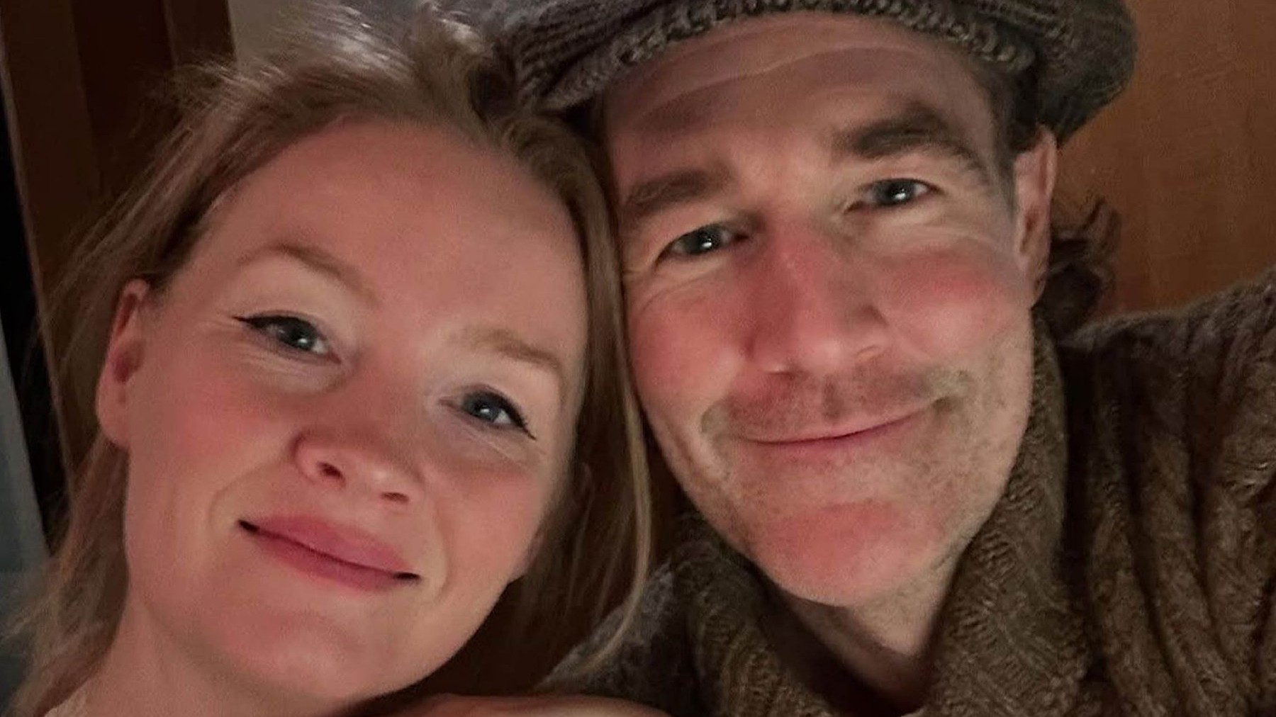 James Van Der Beek si s manželkou Kimberly obnovili manželské sľuby tesne pred jeho smrťou (na fotografii ešte z marca 2025, kde vzdal hold svojej manželke so slovami:"Ty si môj poklad")