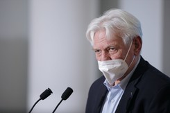 Prof. Horban 'do znudzenia': Galeria handlowa i połowa osób bez masek...