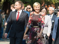 Te ZDJĘCIA utną plotki o kryzysie! Andrzej Duda z małżonką jak zakochane nastolatki