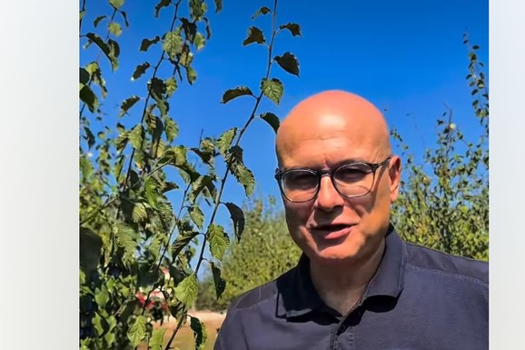 (VIDEO) "NA MORU SAM, ALI ŠUMADIJSKOM" Vučević posetio Raču i destileriju "Emperus": Probao šljivovicu, pa sve nasmejao komentarom o frizuri