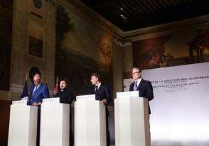 Fridrih Merc, Volodimir Zelenski, Emanuel Makron i Kir Starmer na konferenciji nakon samita Koalicije voljnih u Parizu 13. jula
