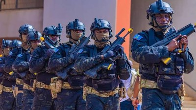 DSS operatives reportedly denied  EFCC agents from access to their offices (image used for illustration) [Twitter/@DejiAdesogan]