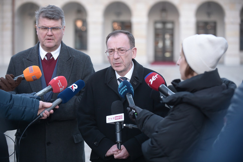 Były szef CBA i były minister spraw wewnętrznych Mariusz Kamiński (po prawej) oraz jego były zastępca Maciej Wąsik podczas konferencji prasowej przed Pałacem Prezydenckim w Warszawie, 9 stycznia 2024 r.