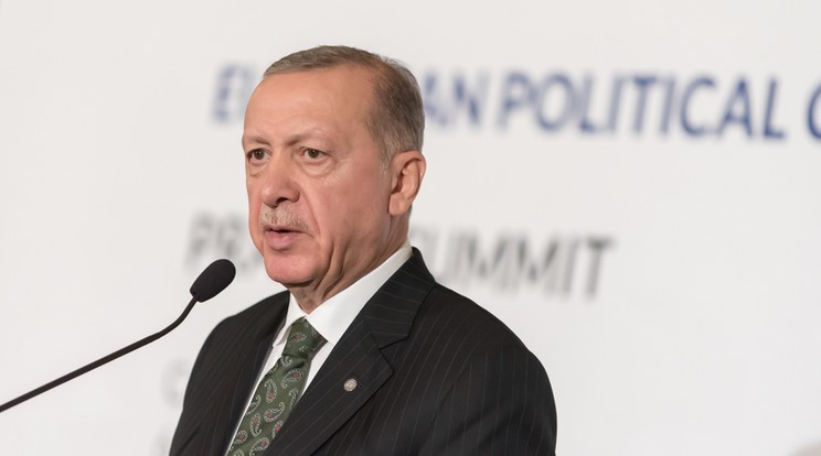 Recep Tayyip Erdogan török elnök hétfőn a hivatalos Twitter-fiókján azt közölte, hogy hétnapos nemzeti gyászt hirdet a nap folyamán bekövetkezett pusztító erejű dél-törökországi földrengések miatt/ Fotó: Northfoto