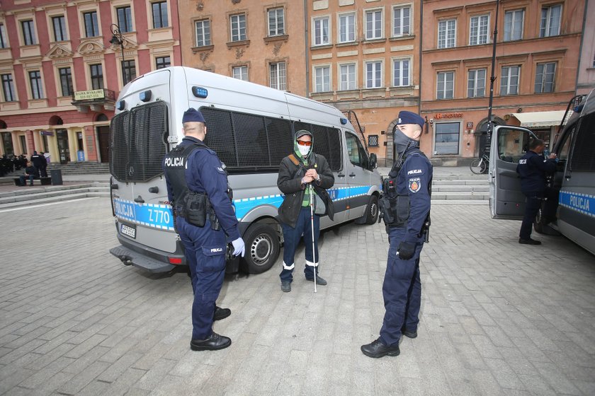 Strajk przedsiębiorców w Warszawie. Niewidomy został zatrzymany przez policjantów. Usłyszał od nich niewybredne słowa