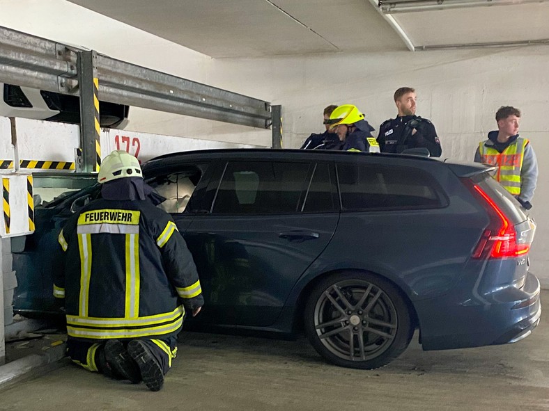 Niemka płakała jak parkowała. Volvo aż zawisło w powietrzu