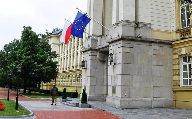 Pijany oficer BOR na służbie u premier Szydło. Przyłapany przez fotoreportera