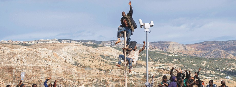 Ceuta i Melilla to dwie eksklawy hiszpańskie na terytorium Maroka. Ogrodzenie oddzielające Europę od Afryki było już wielokrotnie szturmowane przez tysiące osób