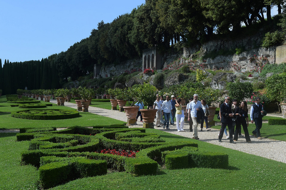 Turyści odwiedzają ogrody papieskie letniej rezydencji papieża Castel Gandolfo