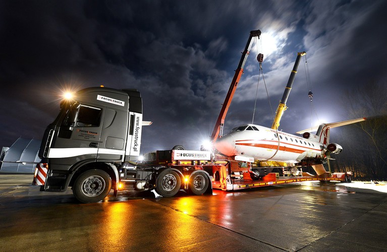 IVECO Stralis i samolot Jak-40