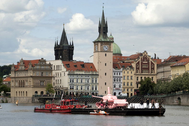 Praga, Różowy czołg - rzeźba Davida Cernego powróciła po 20 latach