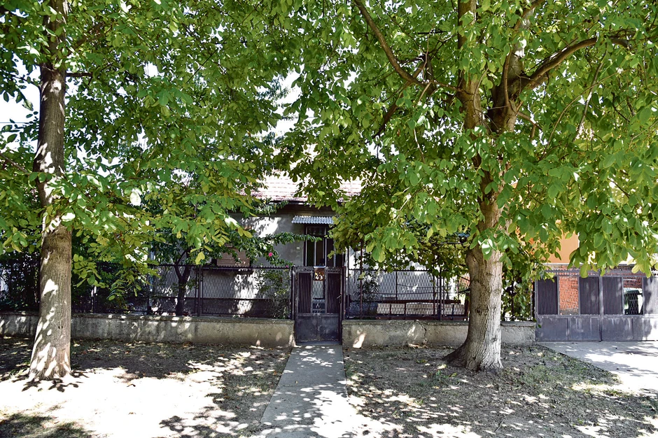 Kuća Dimkovića u Jakovu posle nesreće zavijena u crno