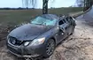 Lexus GS300 zdemolowany przez powalone drzewo. Skutki wichury w okolicach Kętrzyna