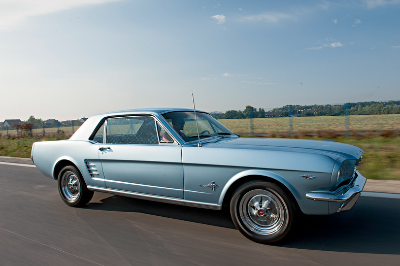 Ford Mustang Coupe 289 - galopujący klasyk