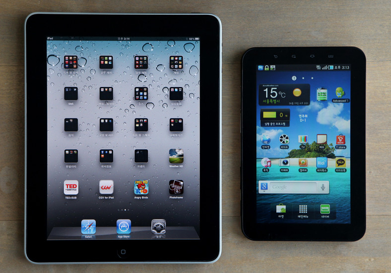 Porównanie iPada firmy Apple (po lewej) z tabletem Galaxy firmy Samsung (po prawej). Apple oskarżył Samsunga o kradzież własności intelektualnej. fot. SeongJoon Cho/Bloomberg