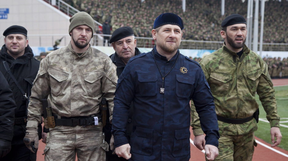 Przywódca Czeczenii Ramzan Kadyrow (C)