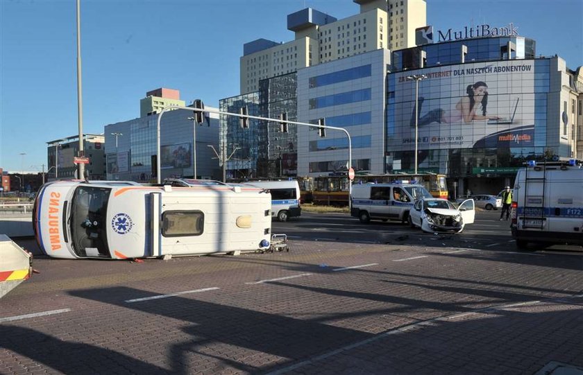 Śmierć w karetce. W Łodzi auto z pogotowia miało czołówkę