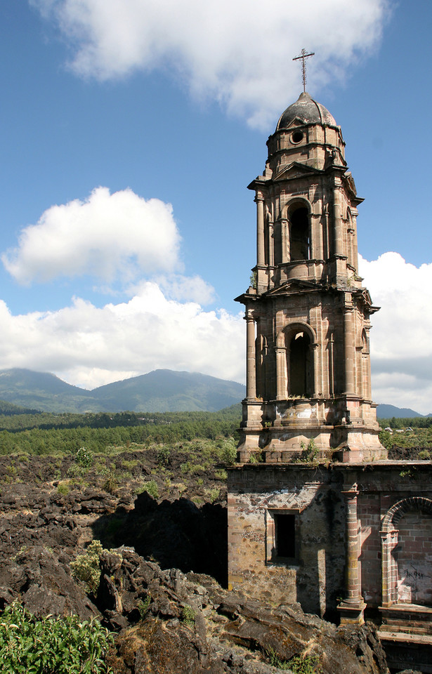 
San Juan Parangaricutiro - kościół wyrastający z popiołów i lawy; jedyna pamiątka po wsi pochłoniętej przez erupcję wulkan Paricutin
