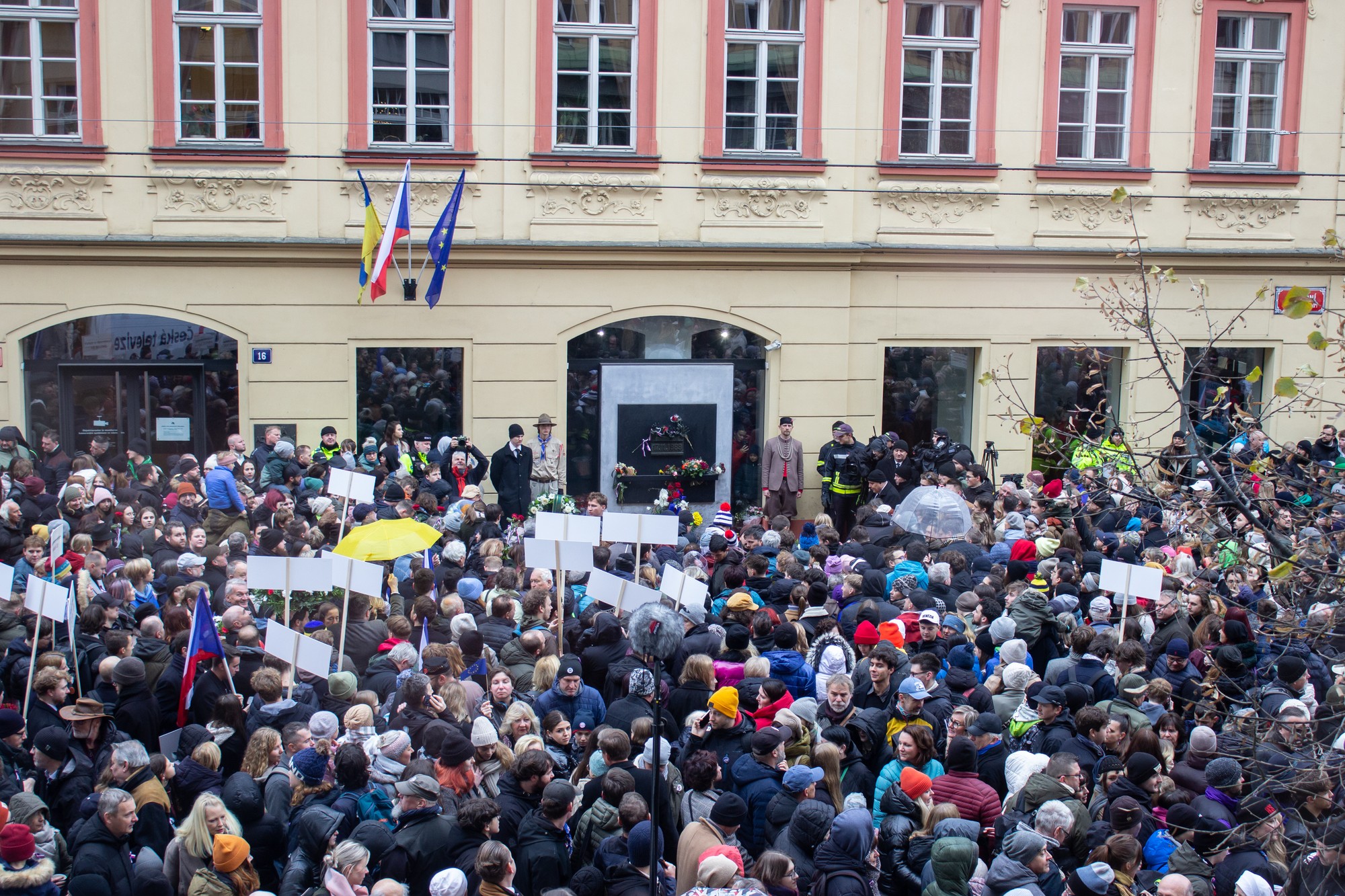 Dav ľudí sa tlačí k Pamätníku Nežnej revolúcie na Národnej ulici (Národná třída) v Prahe. 