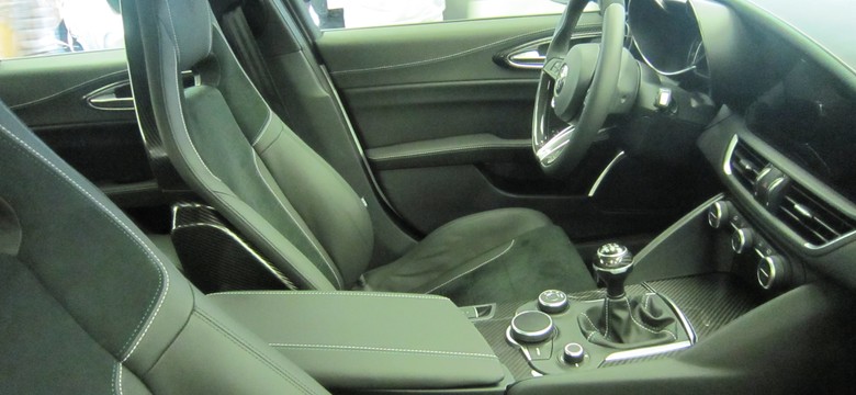 Zdjęcia dziennik.pl ujawniają tajemnicę! Oto nowa alfa romeo giulia od środka