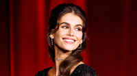 Cindy Crawford lányának halloweeni jelmezétől nem lesz szexibb: Kaia a világ legapróbb sortjában mutatta meg lábait