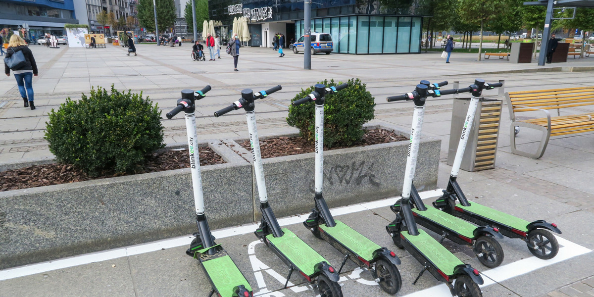 Według nowych przepisów kierujący hulajnogą elektryczną musi korzystać z drogi dla rowerów lub pasa ruchu dla rowerów z prędkością dopuszczalną 20 km/h.