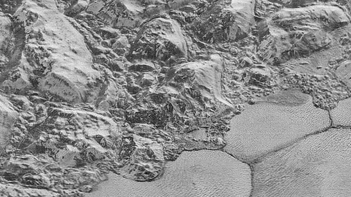NASA publikuje najostrzejsze jak dotąd zbliżenia na powierzchnię Plutona