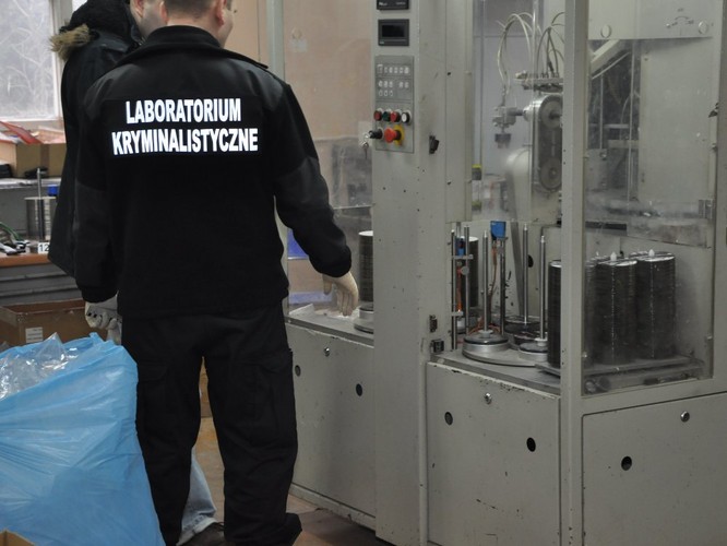 Stołeczni policjanci zlikwidowali największe w Europie pirackie wytwórnie płyt z muzyką i najnowszymi hitami Hollywood