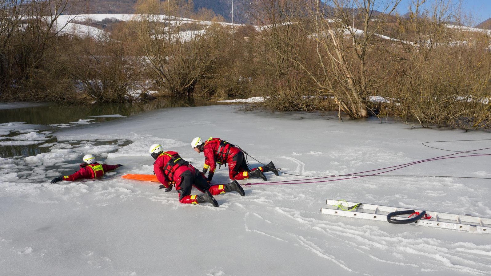Ľad nie je nikdy stopercentne bezpečný. (ilustračné foto)