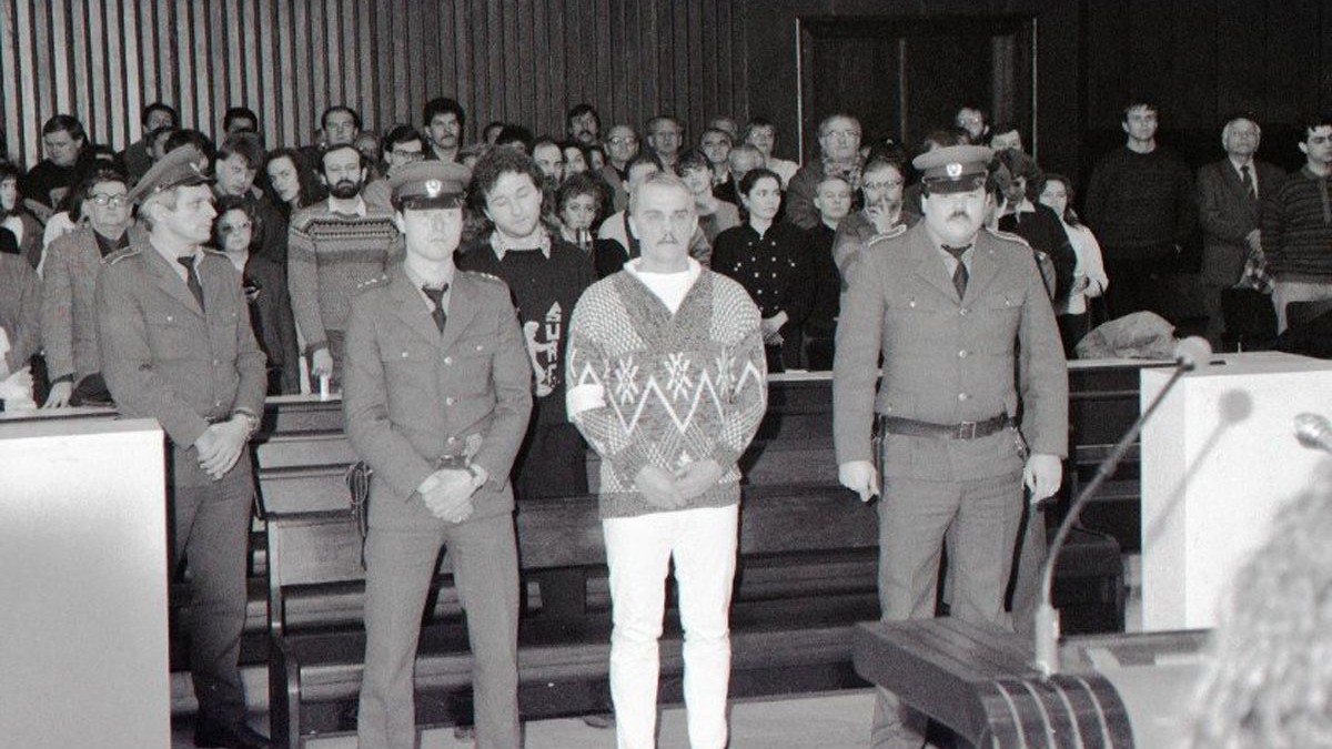 Na archívnej snímke zo 17. januára 1992 obžalovaní Ján Molnár (uprostred v popredí) a Ľubor Masár (uprostred v pozadí) stoja pri čítaní rozsudku.