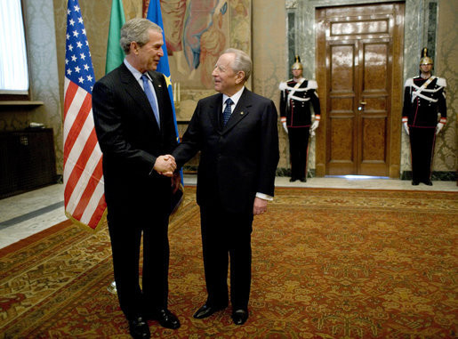 Prezydent USA George W. Bush z prezydentem Włoch Carlo Azeglio Ciampim (Rzym, 2005 r.)