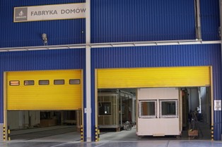 Lubią je w Skandynawii, Polacy budują ich coraz więcej. Zobacz zdjęcia z nowej fabryki modułowych domów z drewna