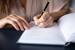 Błyskawiczny QUIZ ortograficzny. Podstępne związki frazeologiczne. Na tych pytaniach łatwo się potknąć