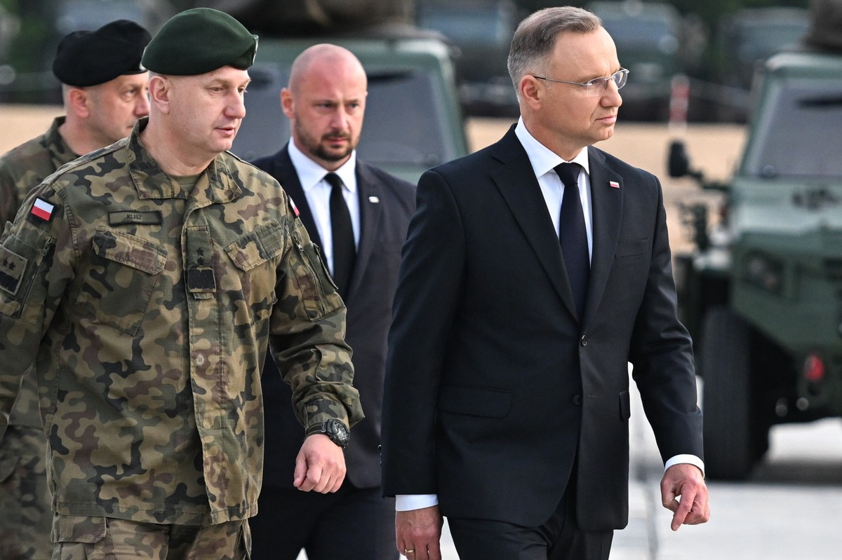 Prezydent RP Andrzej Duda, dowódca operacyjny Rodzajów Sił Zbrojnych gen. Maciej Klisz i szef Biura Bezpieczeństwa Narodowego Jacek Siewiera po spotkaniu z żołnierzami w Wojskowym Zgrupowaniu Zadaniowym Podlasie w Karakulach