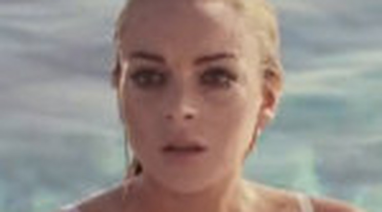 Lindsay Lohan önmagát simogatja