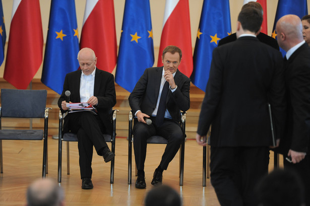 Minister Michał Boni i premier Donald Tusk podczas debaty o ACTA