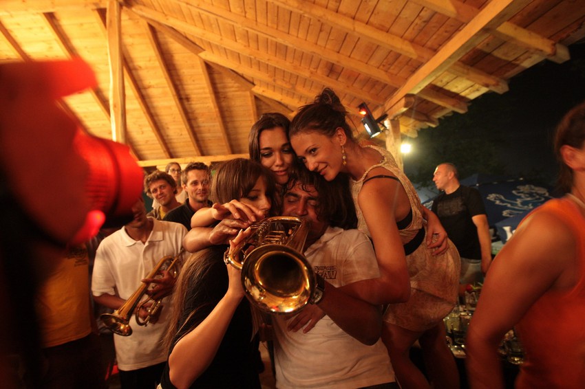 Muzičari su očigledno popularni među lepšim polom