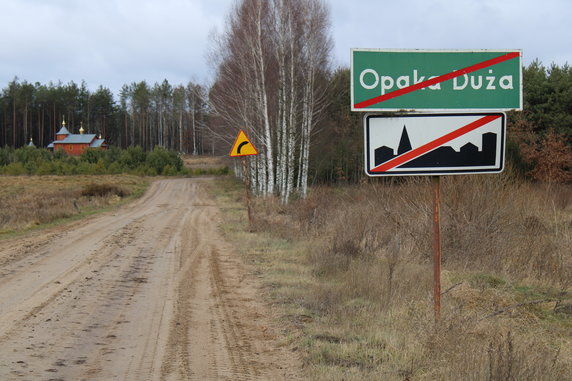 Wyjazd ze strefy zamkniętej we wsi Opaka Duża, w tle widać cerkiew, woj. podlaskie, 17.12.2021