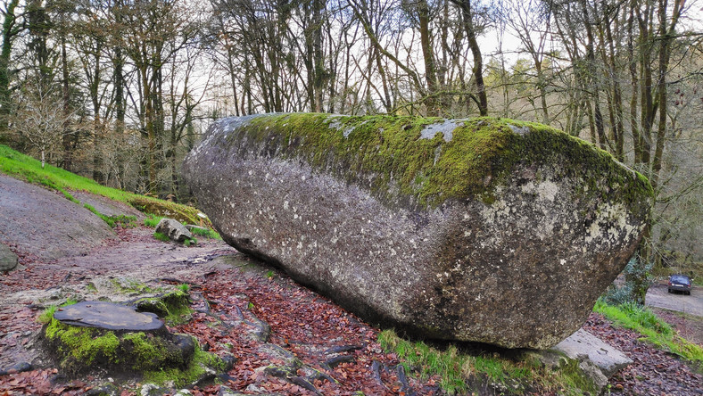Francja. Magiczna 137-tonowa skała, którą może przesunąć każdy. Jak to możliwe?