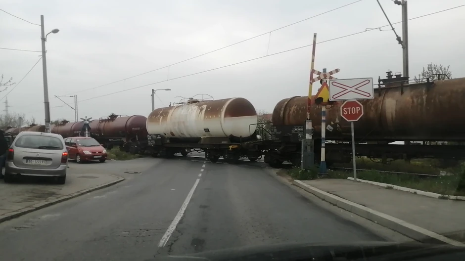 Prolazak voza na otvorenom pružnom prelazu u Železniku
