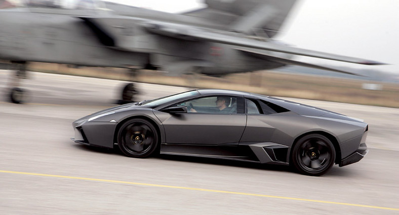 Lamborghini Reventon kontra Tornado: wyścig dla kamer telewizyjnych