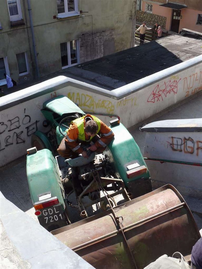 Traktor nie wyrobił się... na schodach