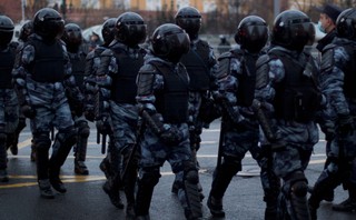 W Rosji funkcjonariusze biją rekordy brutalności. 'Trzeba wytępić przeciwników wojny'