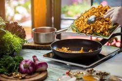 Soczysty kurczak w sosie kurkowym od Jakuba Kuronia. Wykwintny obiad w kilka chwil