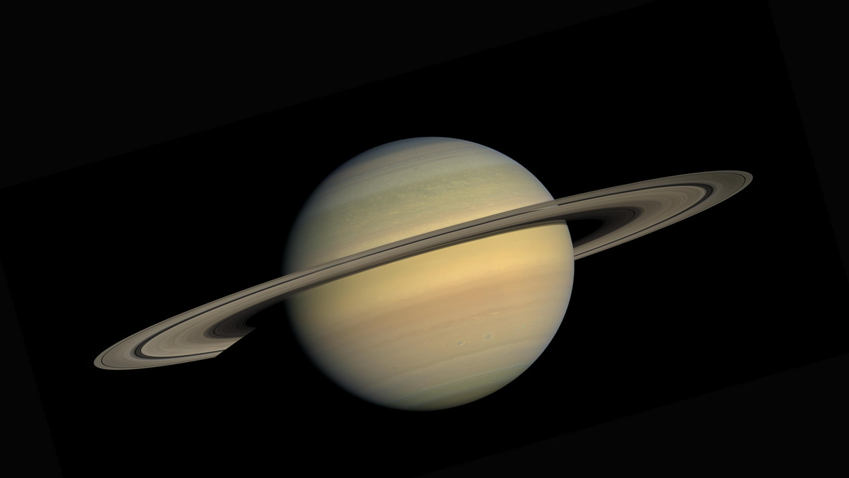 Saturn jest drugą co do wielkości planetą Układu Słonecznego. Jego masa przewyższa masę Ziemi około 95 razy, a średnica jest ponaddziewięciokrotnie większa od ziemskiej. Obiega on Słońce w przeciągu prawie 29,5 lat, w odległości 1,4 mld km.