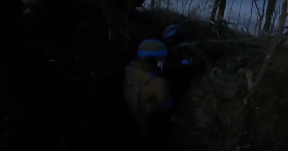 Świt w okopie w rejonie Awdijiwki. Kadr nagrania z hełmu ukraińskiego żołnierza