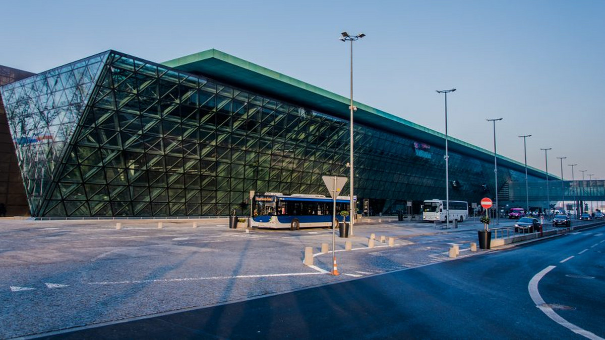 Na oficjalnym koncie Kraków Airport na Twitterze podano informacje, że na lotnisku pozostawiono bagaż bez opieki. Przez pewnie czas dojazd do Balic był możliwy jedynie od strony Kryspinowa. Na szczęście w walizce nie znaleziono niczego podejrzanego.